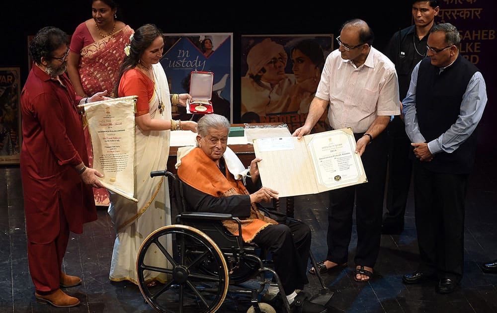 Legendary Bollywood actor Shashi Kapoor gets felicitated with the Dada saheb Phalke Award by Union Minister Arun Jaitley in Mumbai.