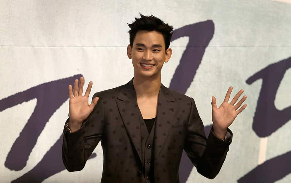 South Korean actor Kim Soo-hyun waves to the media during a press conference to promote his television drama 