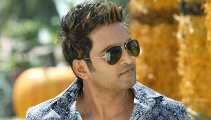 Santhanam performs stunts sans body double in &#039;Innimey...&#039;