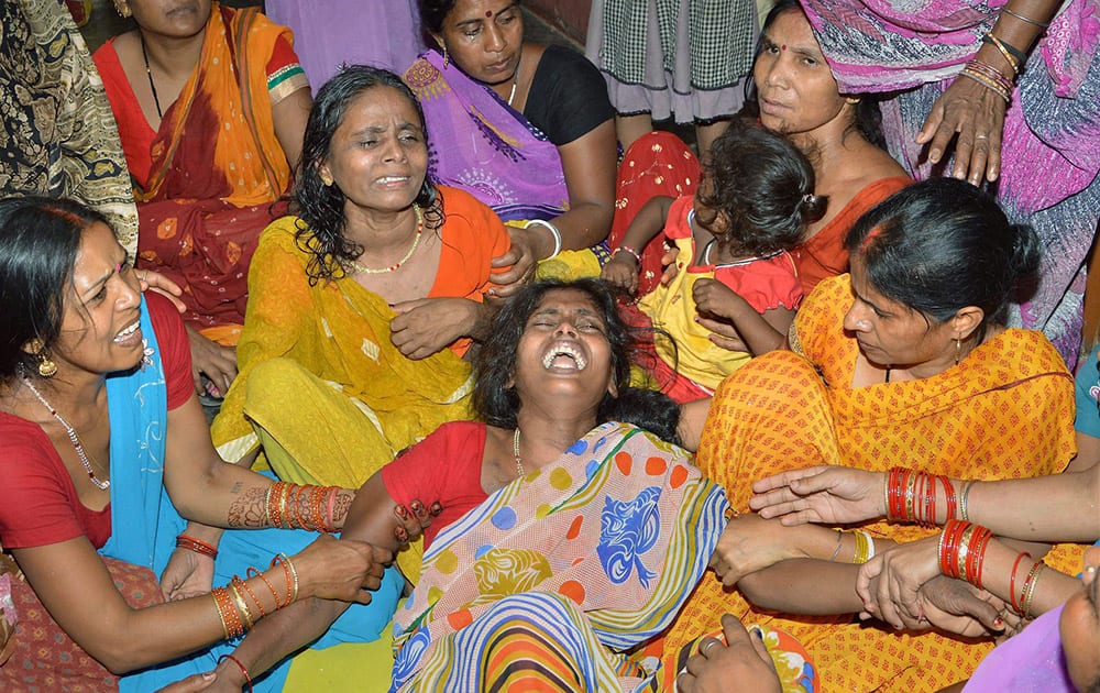 Women mourn the death of a family member after a wall collapsed in an earthquake in Danapur, Patna.