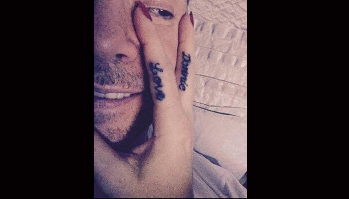 Jenny McCarthy tattoos hubby&#039;s name on finger