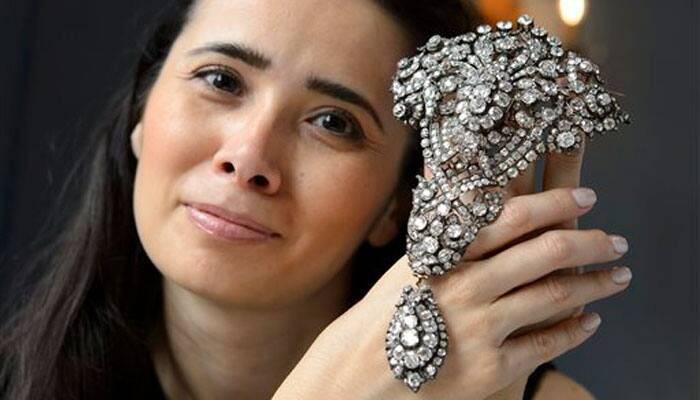 Sapphire sets record at Christie&#039;s, Spanish royal brooch stranded