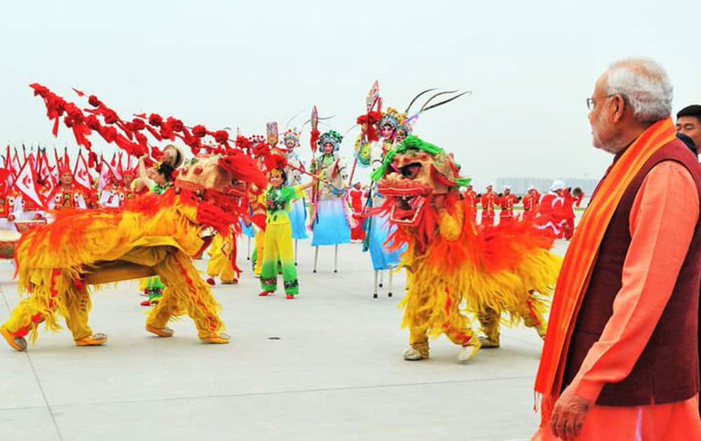 Chinese traditional dancers welcoming PM at Xi’an Xiangyang International Airport, through various performances. -twitter