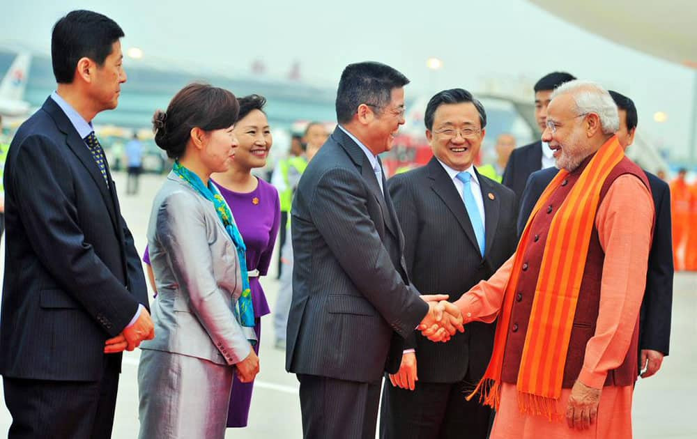 PM being received on arrival by Governor of Shaanxi Province Mr. Lou Qinjian at Xi’an Xiangyang International Airport. -twitter