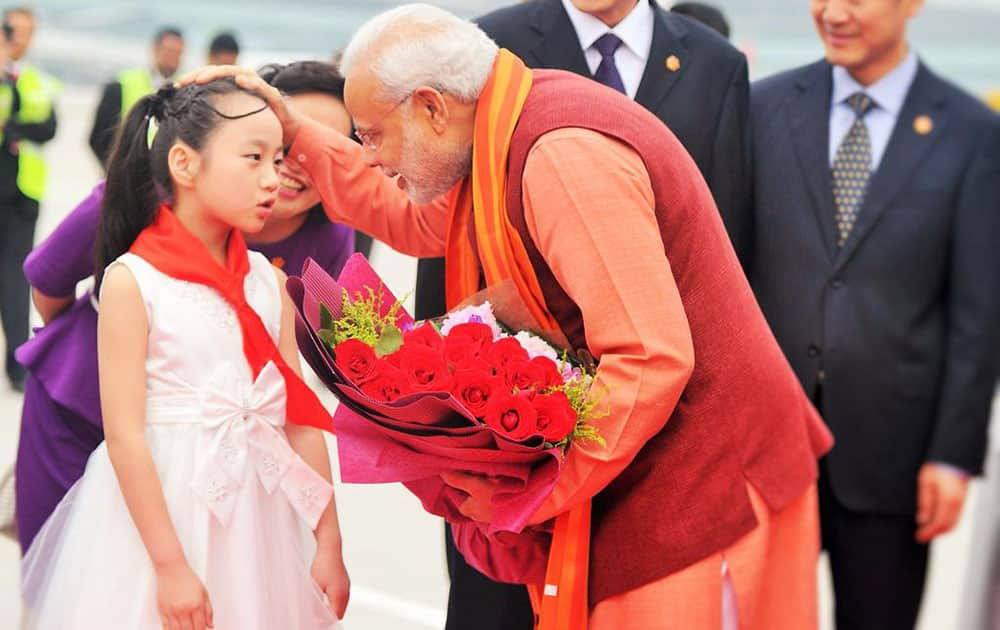 PM Shri @narendramodi being warmly welcomed  by a girl child on his arrival at Xi’an Xiangyang International Airport. -twitter