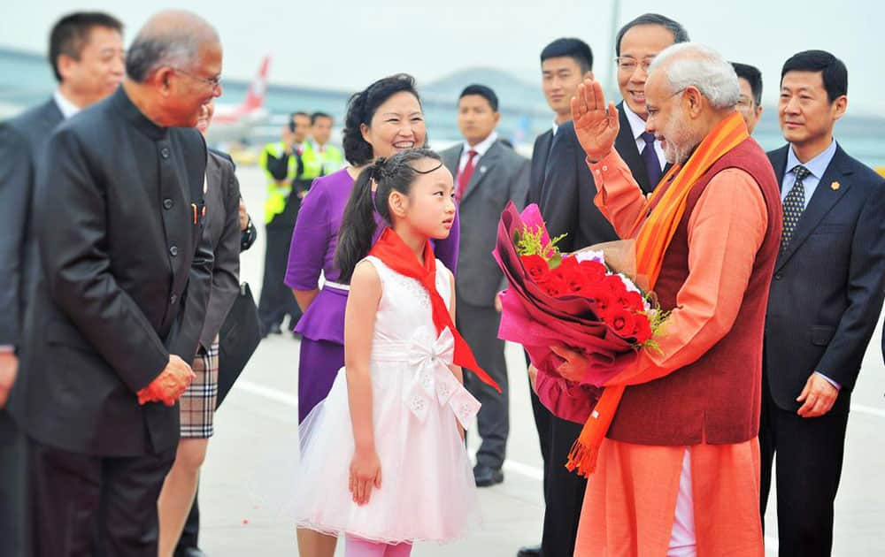 PM Shri @narendramodi being warmly welcomed  by a girl child on his arrival at Xi’an Xiangyang International Airport. -twitter