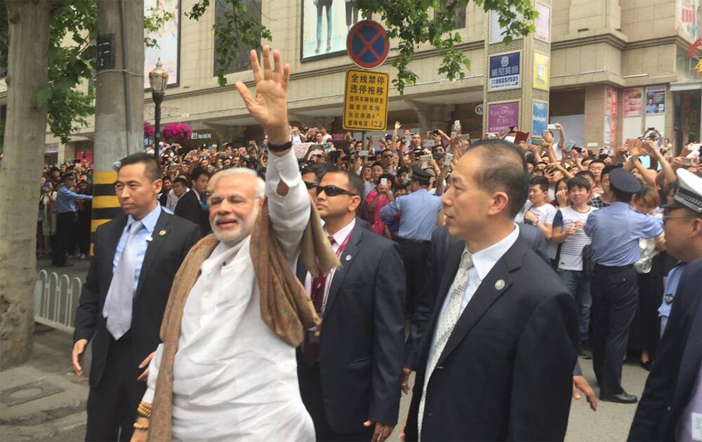 Interacting with people in Xi'an. #ModiInChina  Twitter@PMOIndia