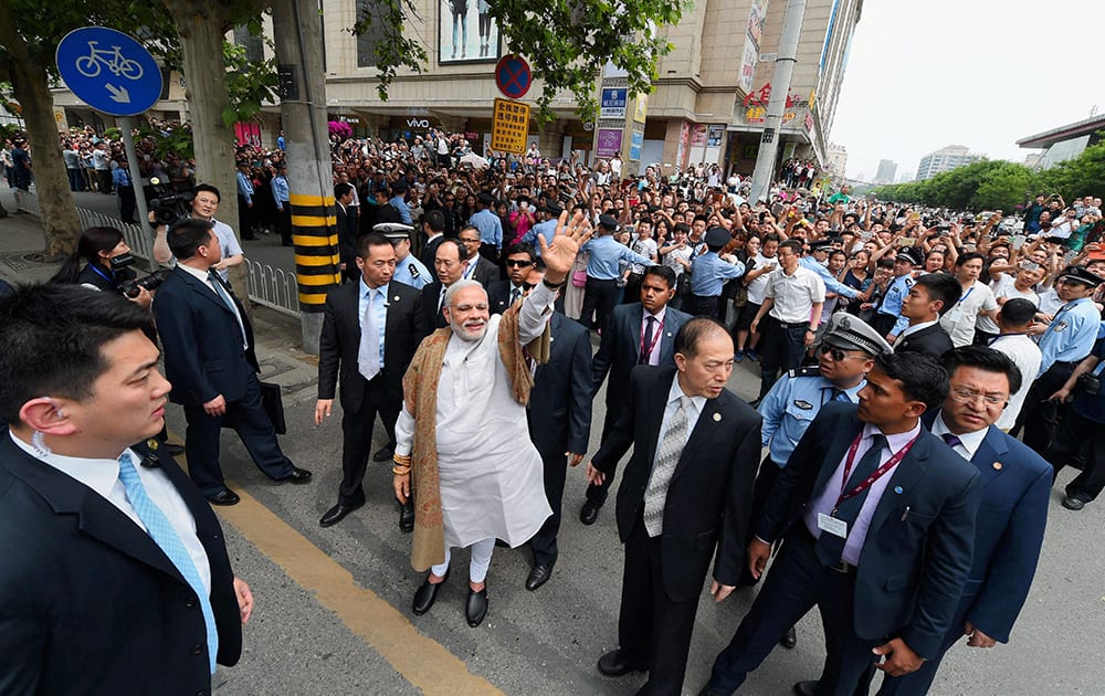 Prime Minister Narendra Modi interacting with the people near the Daxingshan temple in Xian, China.