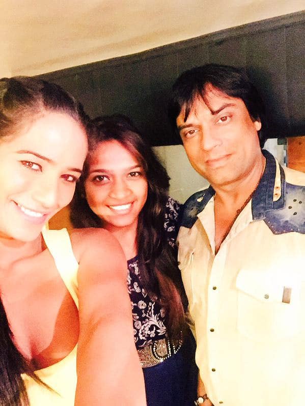 Selfie with the Birthday girl in office...hope this year turns out to be amazing for you :) - Twitter@iPoonampandey