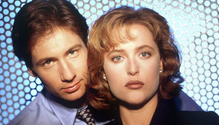 &#039;X Files&#039; stars David Duchovny, Gillian Anderson shares kiss on stage