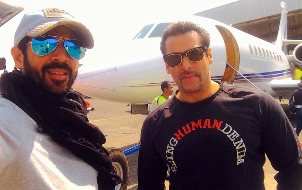 Touch down! Back from Jaisalmer with @BeingSalmanKhan... End of a long schedule #BajrangiBhaijaan  Pic Courtesy: Twitter@kabirkhankk