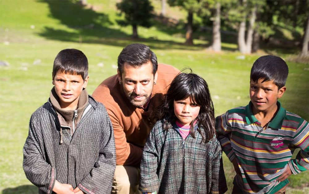 On the sets of Bajrangi Bhaijaan ! Pic Courtesy: Twitter@khanarpita