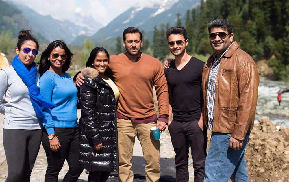 On the set of BB ! @amarbutala @justbeinggarima @ThakkarHiral @BeingSalmanKhan @aaysharma  Pic Courtesy: Twitter@khanarpita