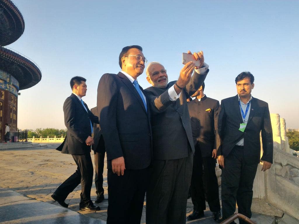 Where selfies are concerned, there's always scope for one more! PM @narendramodi  with Premier Li, Temple of Heaven - Twitter@MEAIndia