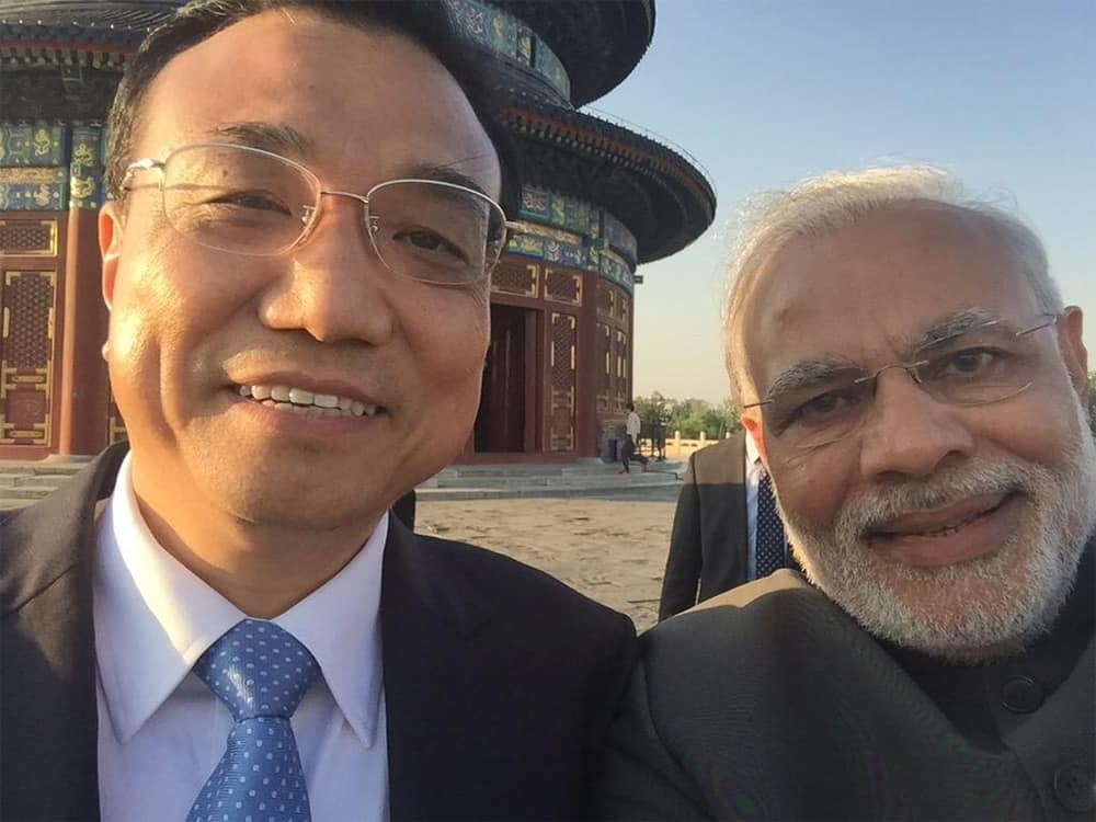 It's selfie time! Thanks Premier Li. - Twitter‏@narendramodi