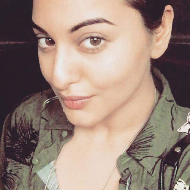 Sonakshi Sinha :- #sundayselfie 7 am, headed to shoot, taaza taaza, fresh fresh, set for a super working sunday. -twitter