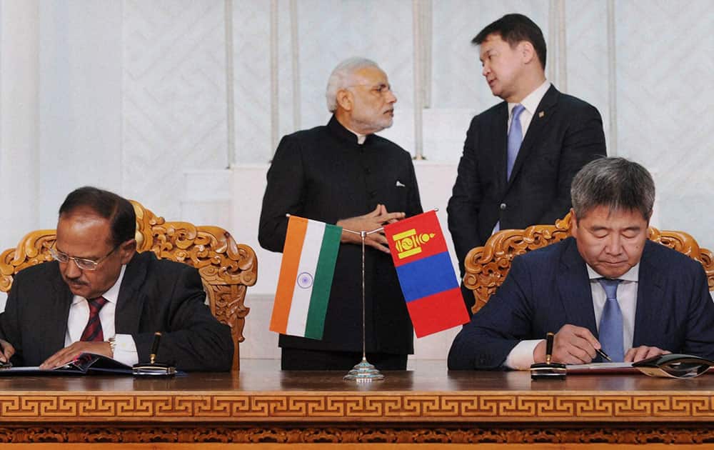 Prime Minster Narendra Modi with his Mongolian counterpart Chimed Saikhanbileg witnessing the signing of Indo - Mongolia signing agreements at State Palace in Ulan Bator, Mongolia.