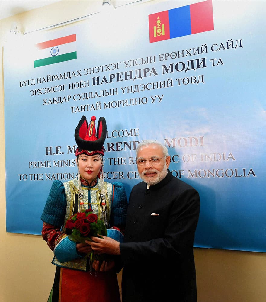 Prime Minister Narendra Modi being welcomed on his arrival at the National Cancer Center of Mongolia, in Ulan Bator, Mongolia.
