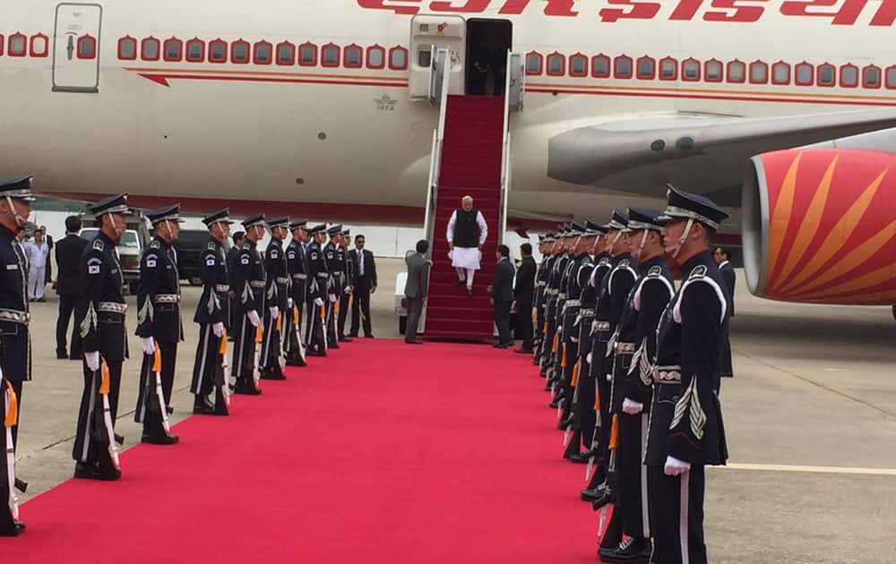 PM Modi arrives in Seoul on final leg of 3-nation tour. twitter
