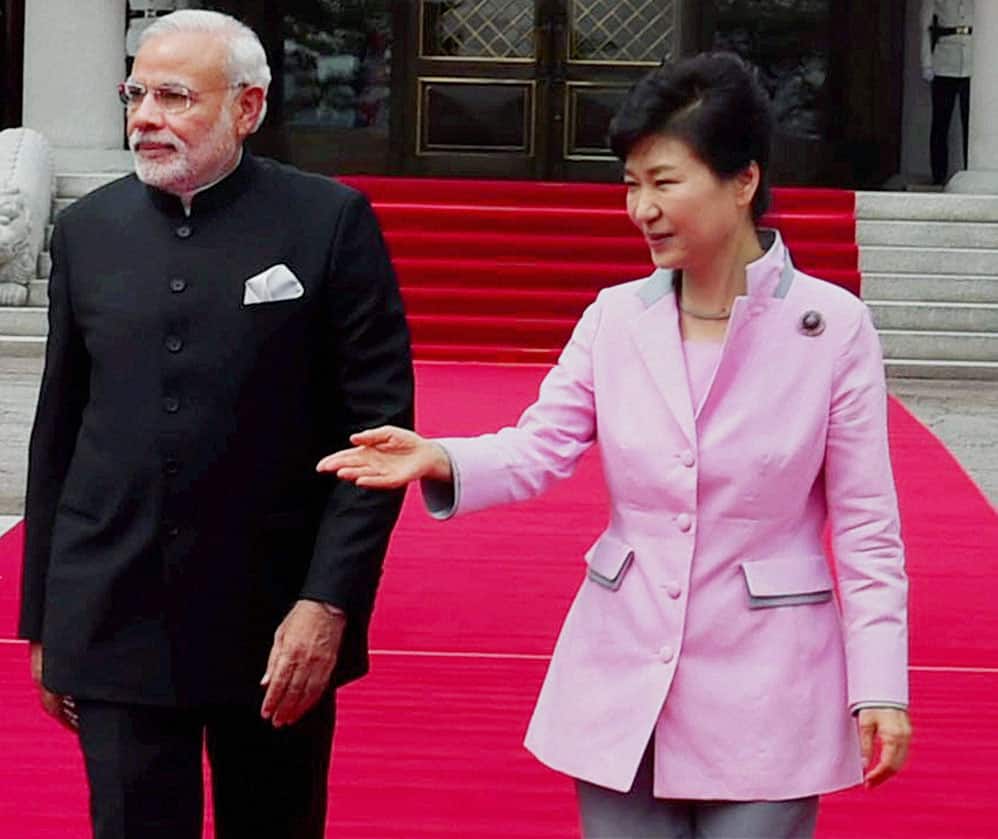  Prime Minister Narendra Modi with Korean President Park Geun-hye during his welcome ceremony at Grand Garden, Cheong wa Dae, Seoul, South Korea.