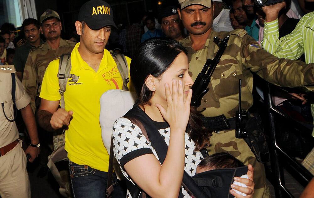 Chennai Super Kings captain Mahendra Singh Dhoni with his wife Sakshi arrives at Birsa Munda International airport, Hinoo.