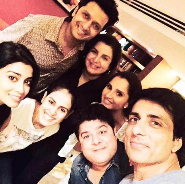 Friends like family @Riteishd @TheFarahKhan @SonuSood @geneliad @SimplySajidK @shriya1109 - Twitter@MirzaSania