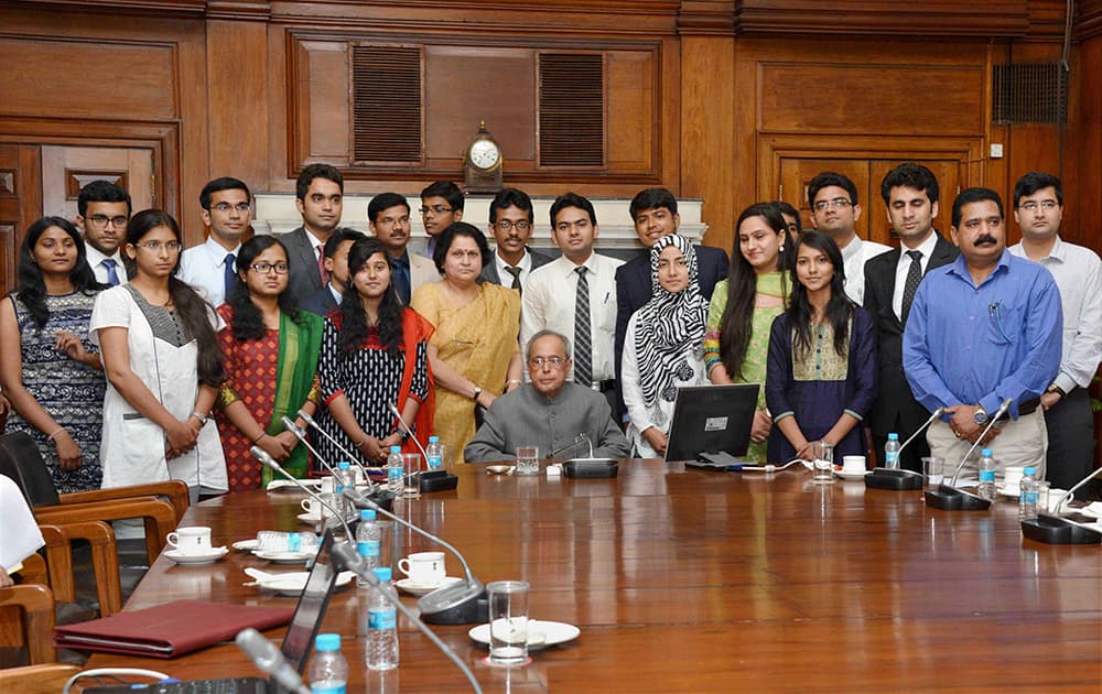 President, Pranab Mukherjee with the members of the second batch of NITs scholars attending In-Residence programme at Rashtrapati Bhavan in New Delhi.