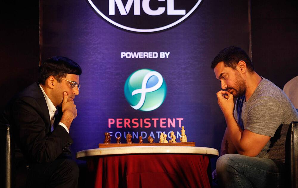 Film actor Aamir Khan and Vishwanathan Anand playing chess at the inauguration of third edition of Maharashtra Chess League in Mumbai. DNA