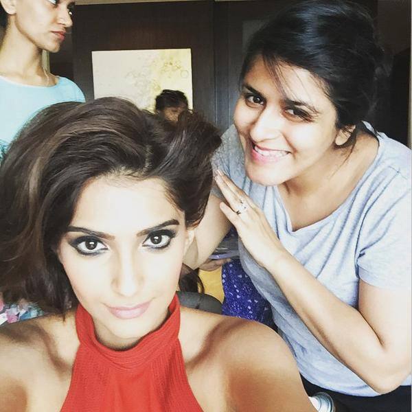 #shootlife #sefie @namratasoni http://ift.tt/1Gvqqjw  - Twitter@sonamakapoor