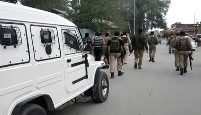 Militants kill five, target telecoms in Kashmir attacks