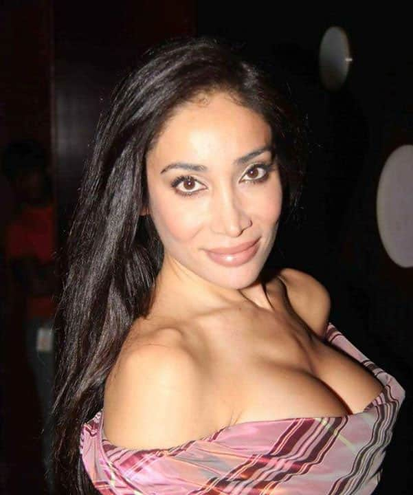 Sofia Hayat :- Once Again, you don't need to compare me with Others, I know my #Perfections !! -fb