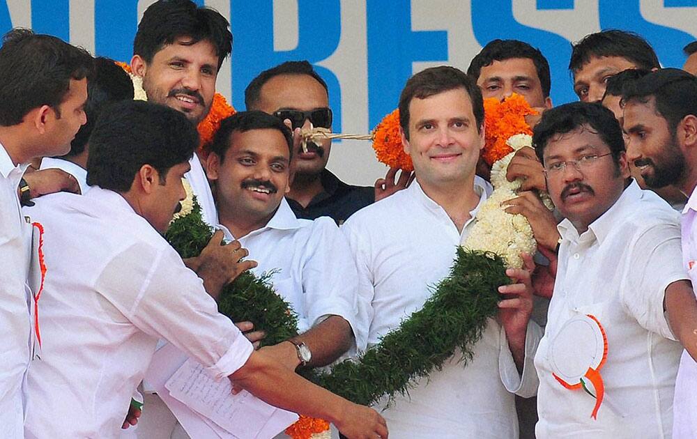 Congress Vice President Rahul Gandhi is greeted with a garland by his party members at the Youth Congress State conference in Kozhikode.