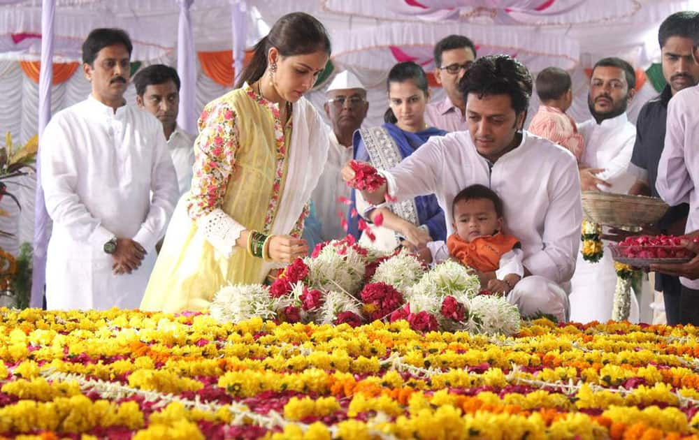 Riteish Deshmukh ‏:- Riaan paying his respects to his grandfather #VilasraoDeshmukh #70thBirthAnniversary  -twitter