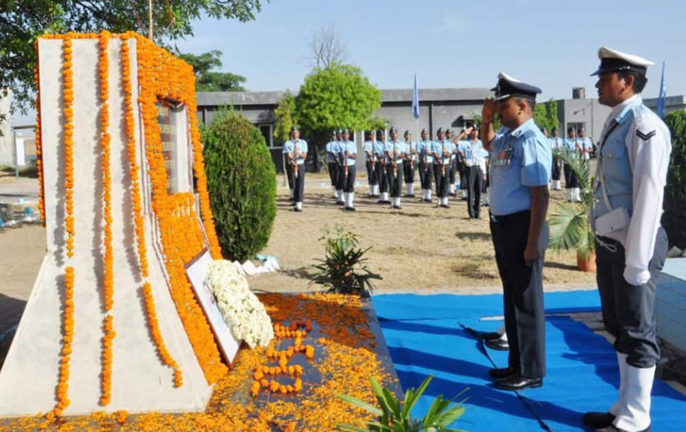 The Indian Air Force (IAF) personnel of Air Force Station Bathinda paying tribute to Late Squadron Leader,Ajay Ahuja who was martyred, during Indo-Pak Kargil conflict, in Punjab.