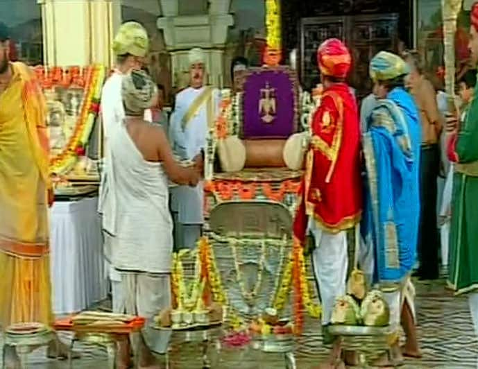 Coronation ceremony for new king Yaduveer Krishnadatta Chamaraja Wadiyar underway in Mysore. -twitter