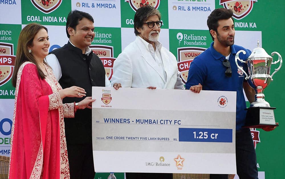 Nita Ambani, Maharashtra CM Devendra Fadnavis, Amitabh Bachchan presents a award for best grassroots programme to Mumbai Fc owner Ranbir Kapoor during the inauguration of Jio Garden in Mumbai.