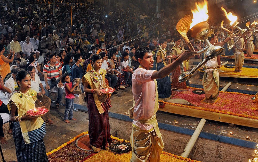 Devotees perform Aarti of Ganges on the occasion of Ganga Dussehra.