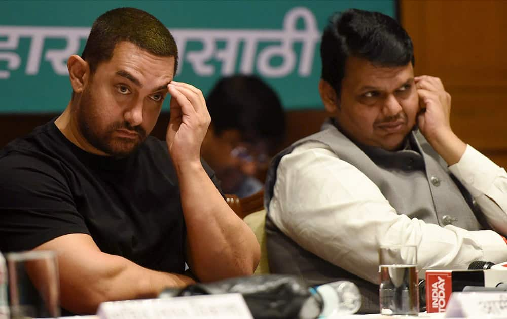 Maharashtra CM Devendra Phadnavis with actor Amir Khan during the Maharashtra Clean India campaign workshop in Mumbai.