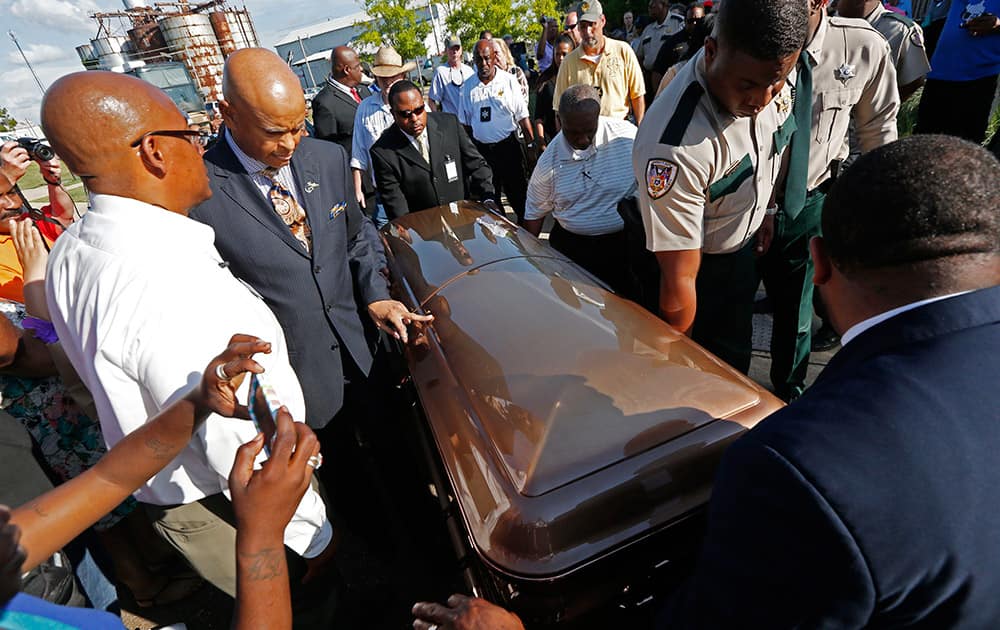 The casket bearing the body of blues legend B.B. King is wheeled to a waiting hearse in front of the B.B. King Museum and Delta Interpretive Center after a day of public viewing in Indianola, Miss.