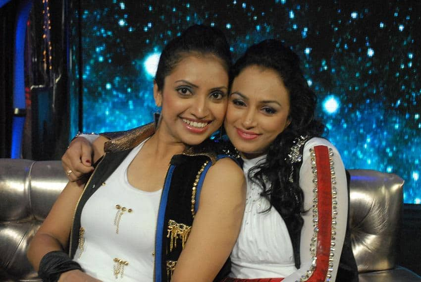 Love on the sets of DID #Supermoms. Who said competitors cannot be friends. Twiiter@ZeeTV