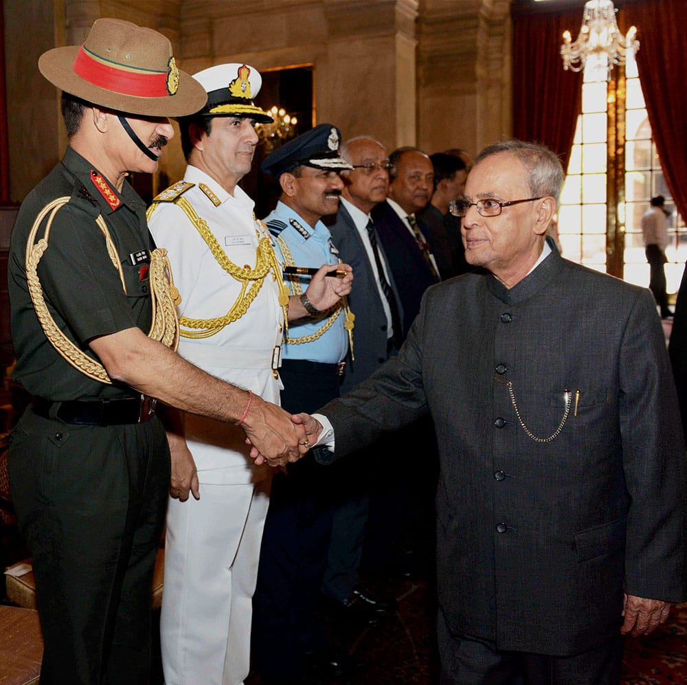 Prez Pranab Mukherjee with Army Chief General Dalbir Singh Suhag & Air Chief Marshal Arup Raha, Naval Chief Admiral RK Dhowan during his departure for state visit to Sweden & Belarus in New Delhi.