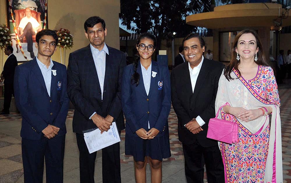  (L to R) Chief guest RBI Governor Raghuram Rajan, Mukesh Ambani (CMD, Reliance Industries Ltd.) and Nita Ambani (Founder & Chairperson, DAIS) along with graduating students at the 11th Graduation Ceremony (Class of 2015) of Dhirubhai Ambani International School, in Mumbai.