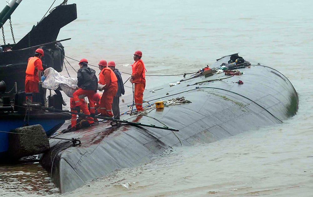 Rescue workers remove a body from the hull of a capsized ship on the Yangtze River in Jianli in central China's Hubei province.