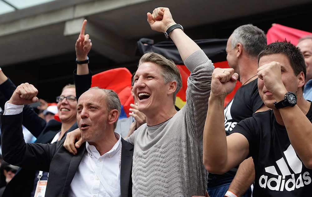 Bayern soccer player Germany's Bastian Schweinsteiger, center, reacts as Serbia's Ana Ivanovic defeats Ukraine's Elina Svitolina during their quarterfinal match of the French Open tennis tournament at the Roland Garros stadium in Paris. Ivanovic won 6-3, 6-2.