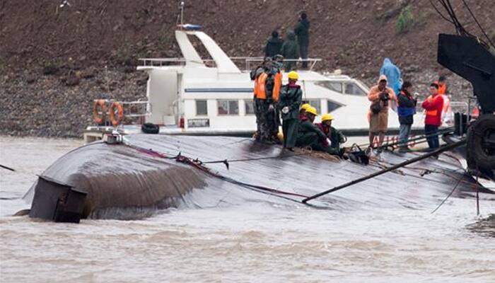 Did Chinese ship with over 400 passengers sink in a minute?