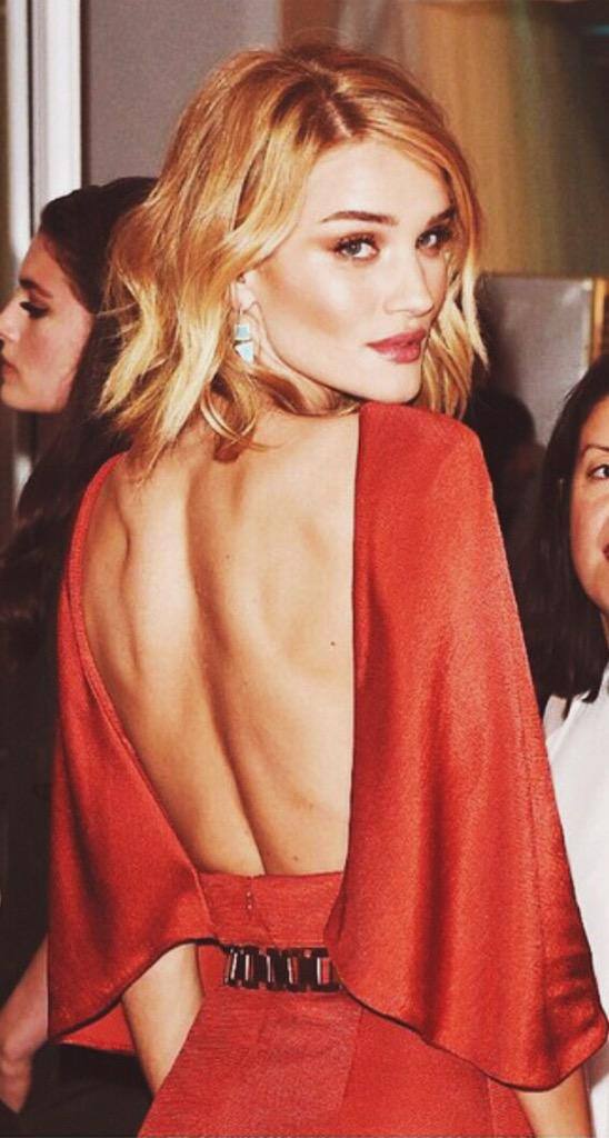 Last night attending the @GlamourMagUK Awards in London wearing @CUSHNIEETOCHS ❤ - Twitter@RosieHW