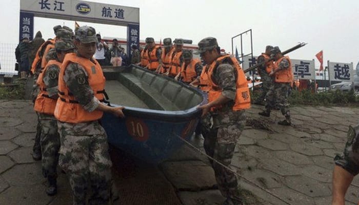 China cruise ship relatives gather at disaster site