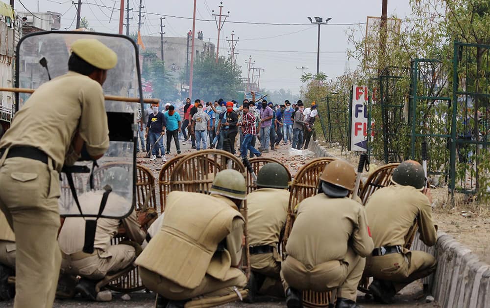 Sikh protesters pelting stones at police officials after they removed a poster of Jarnail Singh Bhindranwale from Rani Ragh near the airport in Jammu.