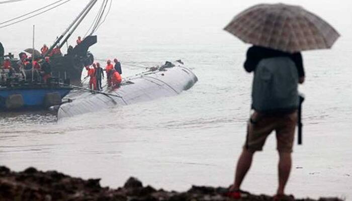 China ship capsize toll jumps to nearly 400