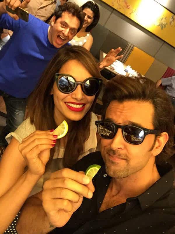 Take 1slice lime 1slice lemon,1full @bipsluvurself 1excited @arfeenkhan +me =a great twitpic!nw tel which is d lime? - Twitter@iHrithik